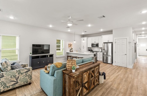 San Jacinto House | 2 King BRs! Clean! Across from Beach!