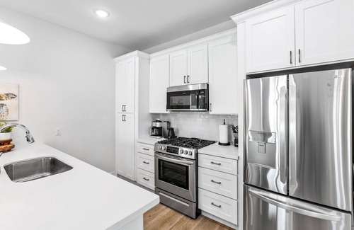 San Jacinto House | 2 King BRs! Clean! Across from Beach!