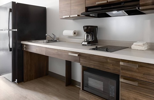 Nampa Hotel | 2 Kitchen-Equipped Rooms Near Concerts and Events - Explore Warhawk Air Museum!