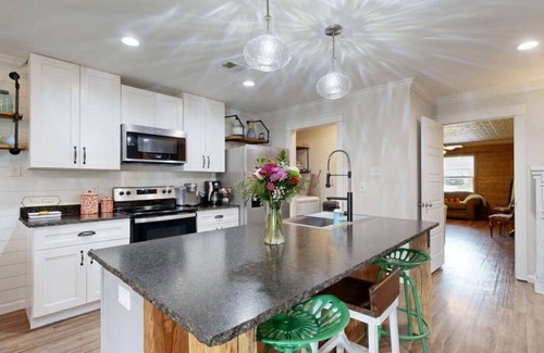 Bryan Apartment | 2 Living Rooms! Playstation provided! Extra sleeping area. 3 BDRM-2 Bath. CLEAN!