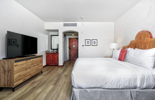 Los Gatos Hotel | 2 Luxury Room with Pets Allowed, Pool & Free Parking in Silicon Valley