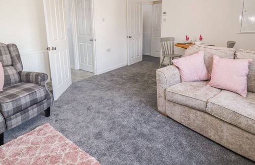 Ruthin Apartment | 2 MAES FFYNNON, romantic, character holiday cottage in Ruthin