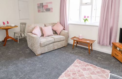 Ruthin Apartment | 2 MAES FFYNNON, romantic, character holiday cottage in Ruthin