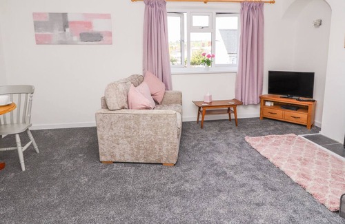 Ruthin Apartment | 2 MAES FFYNNON, romantic, character holiday cottage in Ruthin
