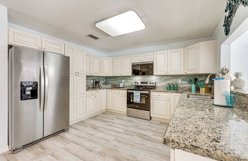 Ruskin House | < 2 Mi to Beach & Marina: Bright Ruskin Retreat!