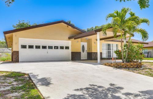 Echo Lake House | 2 Mi to Downtown WPB Home with Patio and Pool!