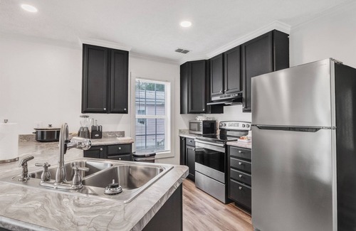 Starkville House | 2 Mi to MSU | Cozy Cottage w/Porch & Yard