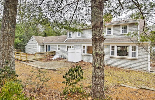 Mashpee Cottage | 2 Mi to Shore: Home w/BBQ & Beach Gear in Mashpee