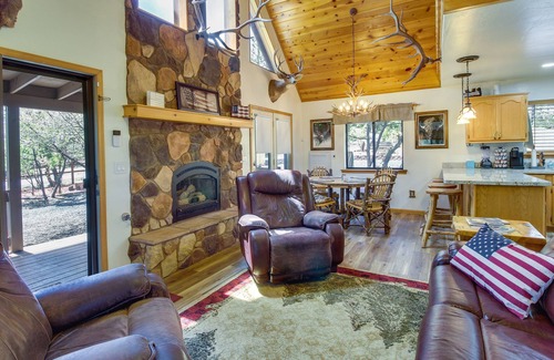 Show Low Cabin | 2 Mi to Show Low Lake: Scenic Cabin w/Balcony