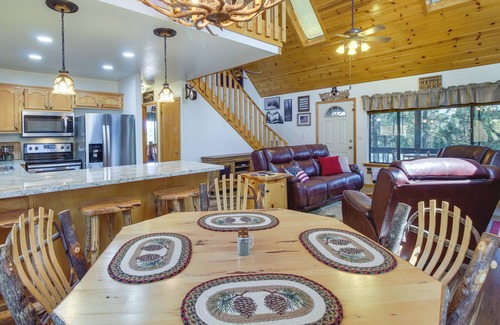 Show Low Cabin | 2 Mi to Show Low Lake: Scenic Cabin w/Balcony
