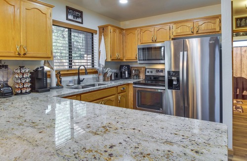 Show Low Cabin | 2 Mi to Show Low Lake: Scenic Cabin w/Balcony