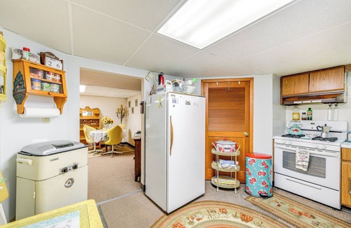 Cheektowaga Apartment | 2 Mi to Walden Galleria: Apartment w/Patio