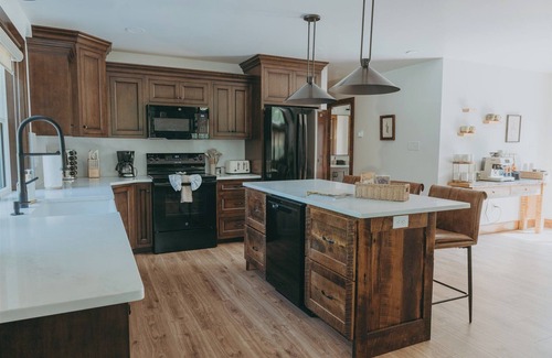 Kunkletown Cabin | 2 Miles from Blue Mountain Ski Resort & 2 Hours from New York City, Philadelphia & Lancaster with luxurious beds, pickleball, hot tub, fireplace, pool table & more