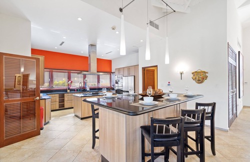 Esmeralda House | 2 min to Palm Beach * Pool * Gym * BBQ