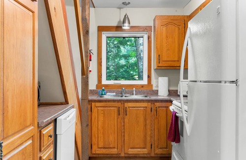 Jeffersonville Ski Chalet | 2 mins Skiing at Smuggs, Dog Friendly, Gas Grill