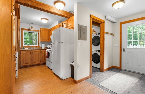 Jeffersonville Ski Chalet | 2 mins Skiing at Smuggs, Dog Friendly, Gas Grill