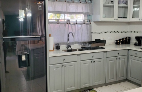 Dover Condo | 2 mins to beach! Family sized condo with a pool. Super close to dining and fun!