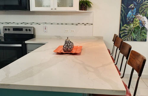 Dover Condo | 2 mins to beach! Family sized condo with a pool. Super close to dining and fun!