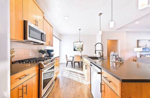 Meridian House | 2 New Modern Homes Sleep 12-16 in Central Meridian Near Shops Dining Parks & Fun