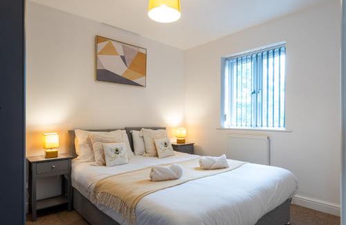 Derby House | 2 Parking spaces - Contractors - Spacious - Offers - Garden