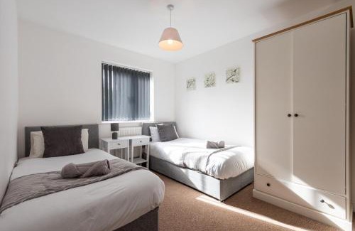 Derby House | 2 Parking spaces - Contractors - Spacious - Offers - Garden