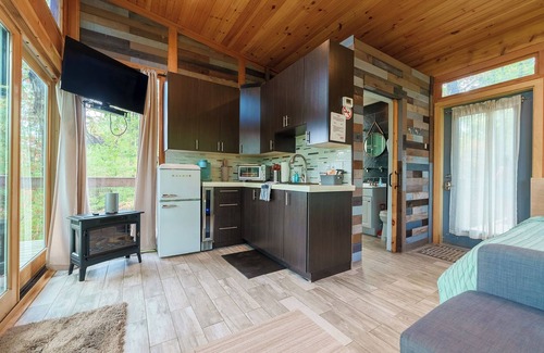 South Bloomingville Cabin | 2-Person Romantic Treehouse Getaway in Hocking Hills, Ohio