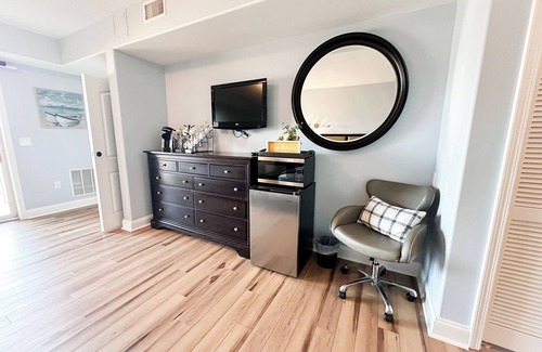 Lake Ozark Condo | 2 Queen Beds | Kitchenette | Lakefront Balcony | Resort Amenities