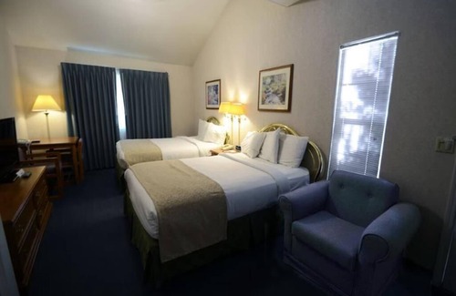 Fresno Hotel | 2 Queen Beds Suite Room