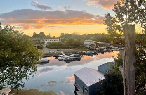 Gananoque Hotel | 2 Rivers Inn The Thousand Islands - LUXURY WATERFRONT WALKOUT