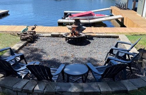 Gananoque Hotel | 2 Rivers Inn The Thousand Islands - LUXURY WATERFRONT WALKOUT