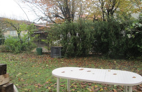 Echirolles Apartment | 2-room accommodation bedroom and living room with small garden