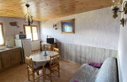 Puy-Saint-Pierre House | 2 room apartment in village house overlooking Briançon