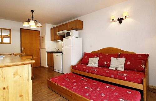 Orcieres-Merlette Apartment | 2-room apartment for 6 people at the foot of the slopes, shops, balcony, swimming pool, WIFI and car park