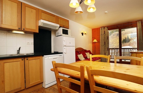 Orcieres-Merlette Apartment | 2-room apartment for 6 people at the foot of the slopes, shops, balcony, swimming pool, WIFI and car park