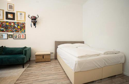 Hundsturm Apartment | 2-room apartment on the first floor with designer renovation. Exit to the courtyard. 15 minutes to Schloss Schönbrunn