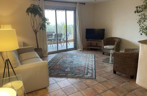 Carqueiranne Apartment | 2-room apartment with a magnificent view of the sea, in carqueiranne in the var, 12km from the isles de porquerolles boarding port – 2/4 people