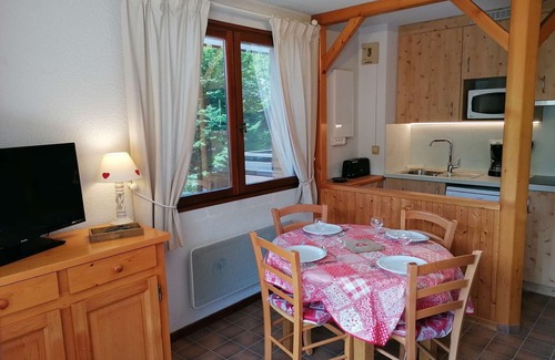 Le Chinaillon Apartment | 2-room apt for 5 with balcony & parking near slopes in Chinaillon