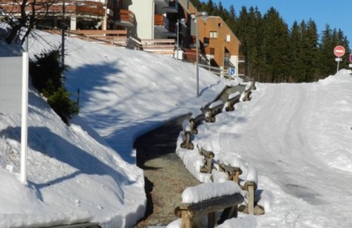Le Pleynet Apartment | 2-room cabin apartment at the foot of the slopes with balcony and ski locker
