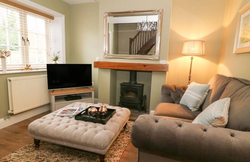 Brantingham Cottage | 2 SANDRINGHAM COTTAGES, pet friendly, with open fire in Elloughton