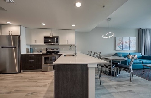 Treasure Island Hotel | 2 Spacious Suites by the Bay – Walk to Everything in Treasure Island!