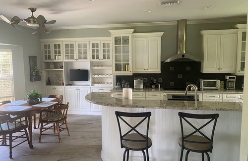 Riverside Park House | 2 Story Home w/Hot tub in Old Historic District 2.5 mile to downtown Fort Myers.