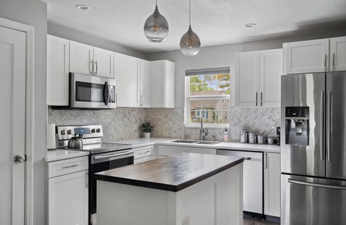 Rosedale House | ★2 Story Near Plaza/Westport/KU Med, King Bed, Garage Parking★