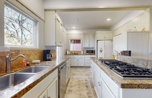 Mendocino House | 2-story river-view home with wood fireplace, patio, streaming, hot tub, W/D