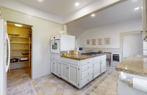 Mendocino House | 2-story river-view home with wood fireplace, patio, streaming, hot tub, W/D