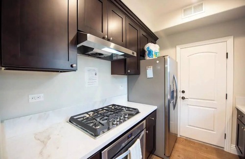 Mid Central House | 2-story/spacious/secure close to food/storesn