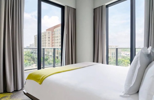 Midtown Hotel | 2 Striking Modern Suites in Midtown with Pool, Fitness, Tennis Court