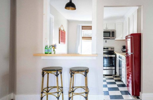 Off Broadway Apartment | 2 Stylish Apartments Near Wharf, Shops & Brewer’s