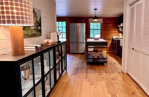 Eureka Springs Cabin | 2 Stylish Cabins, 1 Stunning Property, 6 Guests