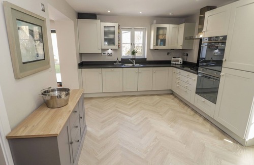 Lower Lemington Cottage | 2 SUMMERS WAY, pet friendly, with open fire in Moreton-In-Marsh