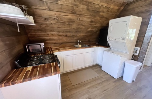 Marion Cabin | 2 Treehouse Stay: Blonde and Brunette